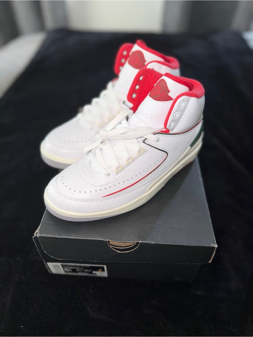NEW Air Jordan Retro 2 boys White and Red boys 6.5